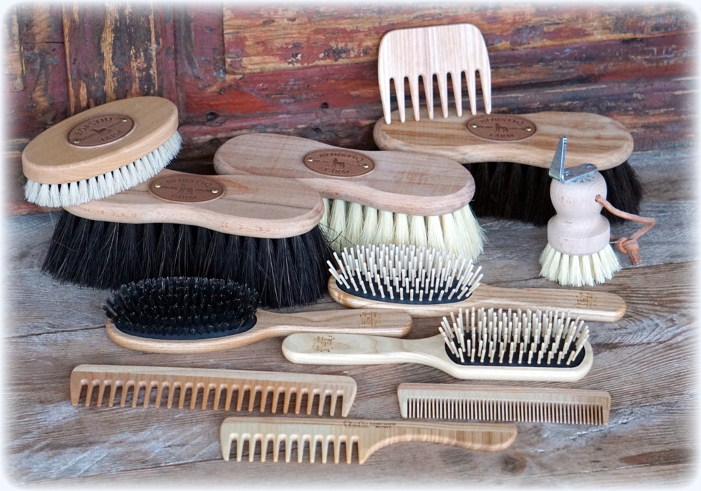 Tail Tamers W400 Great Grooves Wood Series Horse Face Brush Small 